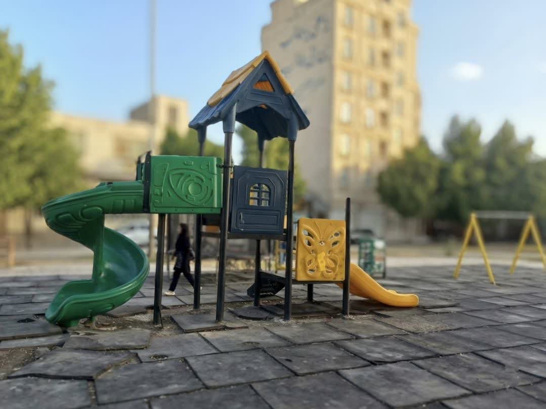نصب مجموعه وسایل بازی جدید کودکان در پارک مقاومت خرمشهر 